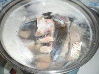 常吃不腻的鱼头豆腐汤做法图解3)