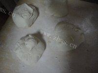 口感好的毛毛虫面包做法图解3)