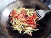 美味的茭白炒肉做法图解7)