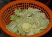 广式腊肠炒包菜做法图解1)