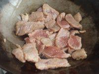 自制肉片焖豆角做法图解5)