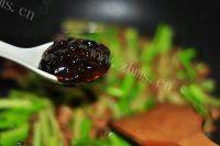 超级简单的蒜薹炒肉做法图解6)