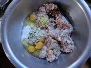 美味的油炸肉圆子做法图解3)