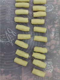 鲜美可口的蛋黄酥做法图解8)