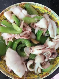 美味的青椒炒鱿鱼做法图解5)
