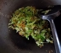 快捷的包菜虾皮饼做法图解2)