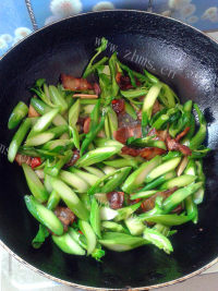 家常菜芥蓝炒腊肉做法图解6)