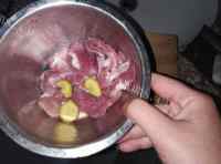 好吃的香菇墨鱼猪肉汤的做法图解二
