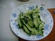 美味的黄瓜丝拌粉皮做法图解2)