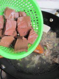 酸菜白肉锅做法图解16)