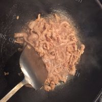 热腾腾的青椒肉丝做法图解3)