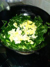 味道不错的韭菜炒蛋做法图解6)