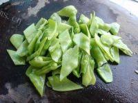 口感不错的香菇炒荷兰豆做法图解5)