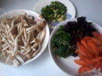 简单版蟹味菇蔬菜汤的做法图解一