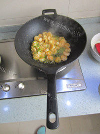 香脆蒜苔滑虾仁做法图解10)