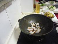 家常菜芹菜小炒肉做法图解5)