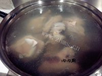 冬日的马蹄胡萝卜炖羊排做法图解5)