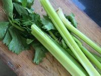 家常菜腊肉炒芹菜做法图解3)