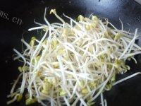 味道不错的韭菜炒豆芽做法图解5)