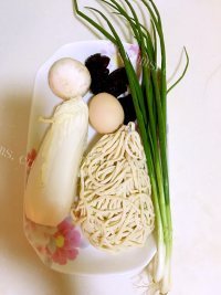 美味的鸡蛋炒面做法图解1)