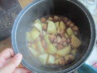 家常菜红烧肉烧土豆做法图解15)