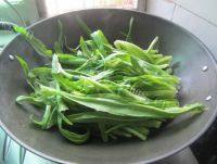 家常菜豆豉鲮鱼炒油麦菜做法图解4)