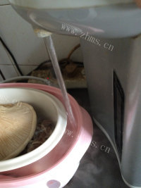 美味的白灵菇龙骨汤做法图解7)