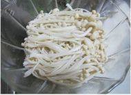 炝拌金针菇做法图解3)