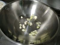 鲜美可口的素炒藕片做法图解2)