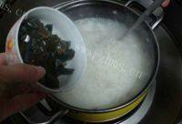 美味早餐皮蛋瘦肉粥做法图解5)