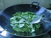 家常菜五花肉炒上海青做法图解5)