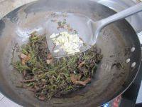 味道不错的肉丝炒蕨菜做法图解12)