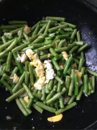 家常菜豆角炒鸡蛋做法图解6)