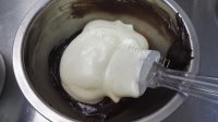 自制巧克力海绵蛋糕做法图解10)