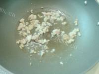 美味的腌菜炒肉做法图解4)