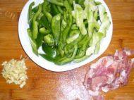 菜椒炒肉做法图解1)