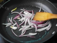 特色美食泡菜炒年糕做法图解7)