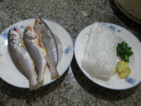 美味的小黄鱼煮粉丝做法图解1)