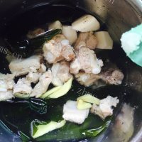 营养海带山药排骨汤做法图解4)