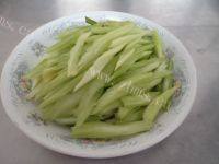 炝拌芹菜做法图解2)