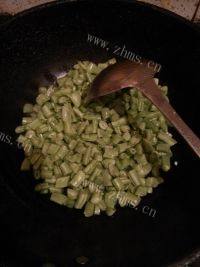 鲜香美味肉末四季豆做法图解5)