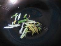 家常菜茶树菇炒肉片做法图解5)