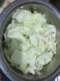 色泽鲜亮的手撕包菜做法图解1)
