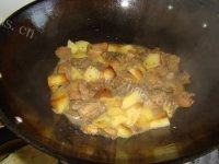 易做的鸡肉炖土豆做法图解7)