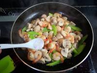 色香味俱全的蘑菇炒虾仁做法图解13)