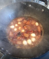色泽鲜亮的鹌鹑蛋红烧肉做法图解8)