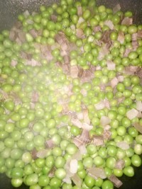 好吃的腊肉豌豆闷饭做法图解5)