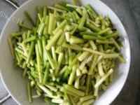 五味俱全的蒜苔炒肉做法图解1)