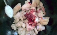 鲜美的南乳花生猪蹄煲做法图解8)