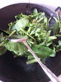 家常菜腊肉炒菜心做法图解3)